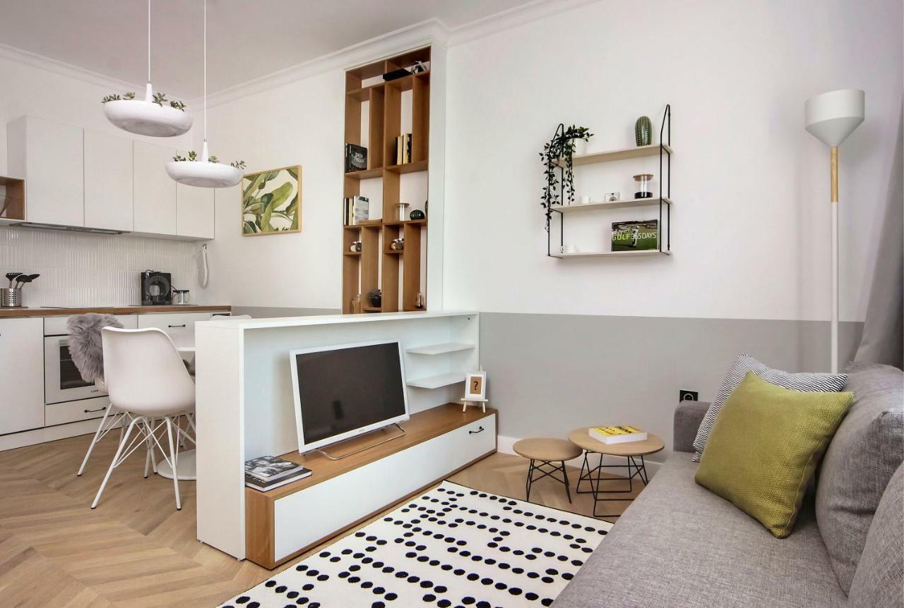 Hip, Cosmopolitan Gem In The Heart Of By Flat Mаnager Апартаменти